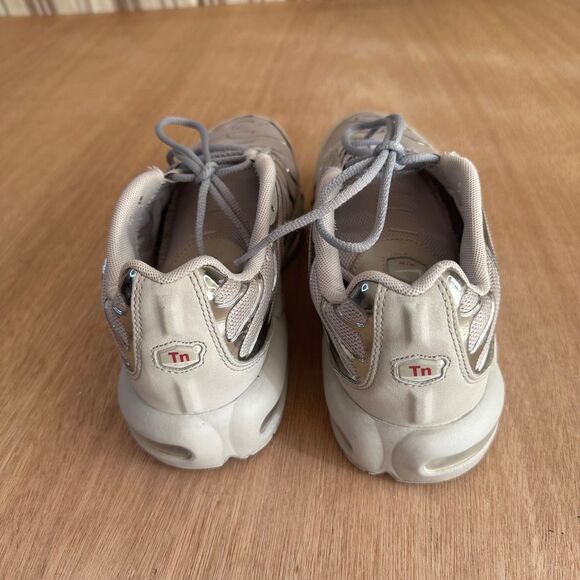 Nike Air Max Plus Tn GS Light Iron Ore Metallic Silver 6.5Y FZ0977-001 - Picture 4 of 6